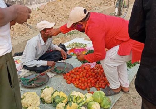 बडहर्वा कृषि बजारमा होलीका अवसरमा ब्यापारिलाई फ्रुटी र विस्कुट