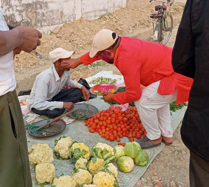 बडहर्वा कृषि बजारमा होलीका अवसरमा ब्यापारिलाई फ्रुटी र विस्कुट