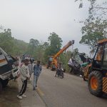 रोकिराखेको लहरी ट्रकमा ठोकिएर दुर्घटना हुँदा १९ घाईते