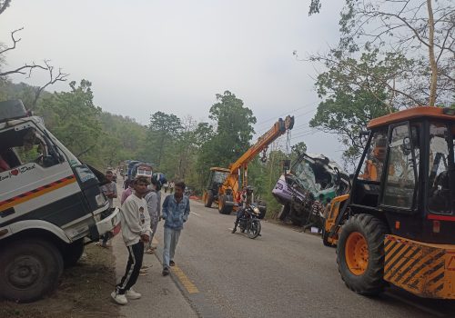 रोकिराखेको लहरी ट्रकमा ठोकिएर दुर्घटना हुँदा १९ घाईते