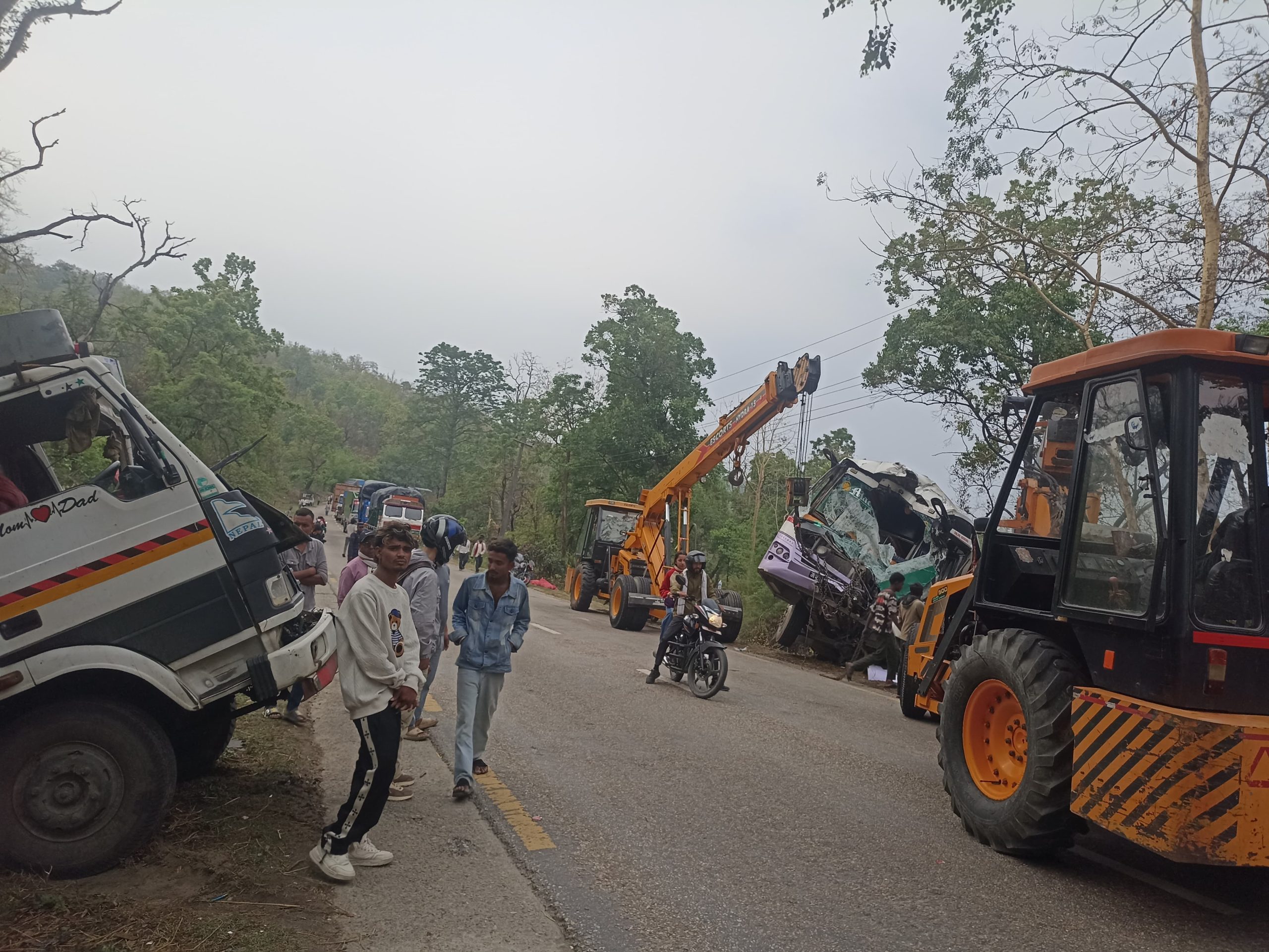 रोकिराखेको लहरी ट्रकमा ठोकिएर दुर्घटना हुँदा १९ घाईते
