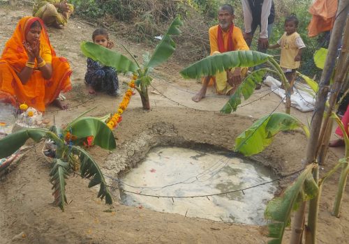 सन्तान प्राप्तीको भाकल पुरा भएपछि आँगनमै तलाउ खनेर छठ पूजा